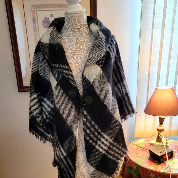 Unknown Sweaters - Soft and warm shawl with toggle closure